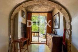 ISTRIË, ŽMINJ - Een uniek landgoed in het hart van Istrië met 6 stenen huizen in een gerenommeerde toeristische verhuur