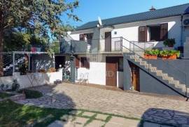 House with garden in Šilo near the sea
