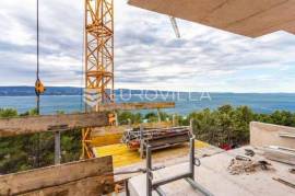 Omiš, two-bedroom apartment on fourth floor with panoramic view of sea and town, NFA 86,40 m2