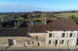 Charming Rural Property with Large Living Spaces and 10m x 5m Swimming Pool - €186170