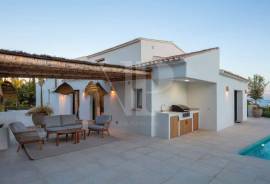 5 Bedrooms - Villa - For Sale