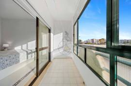 Bright 1 Bedroom Apartment with Generous Areas in Portimão