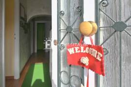 Ground floor apartment with view of castle