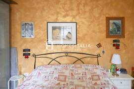 Ground floor apartment with view of castle