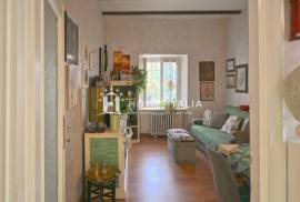 Ground floor apartment with view of castle