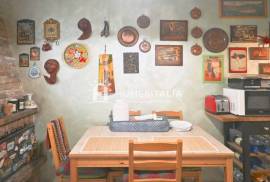 Ground floor apartment with view of castle