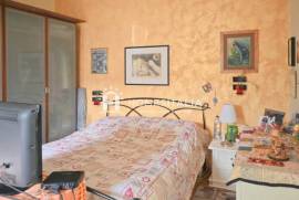 Ground floor apartment with view of castle