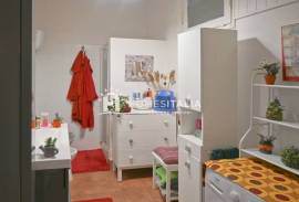 Ground floor apartment with view of castle