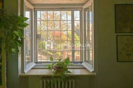 Ground floor apartment with view of castle