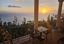 One-Bedroom with Panoramic Ocean Views in Palheiro Village