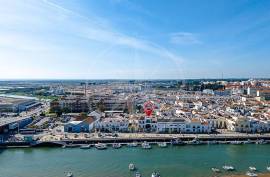 Tavira Riverside Townhouse with Restaurant & Duplex Apartment