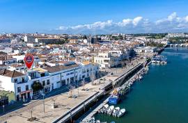Tavira Riverside Townhouse with Restaurant & Duplex Apartment