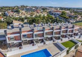 New 2 bedroom townhouse located in an exclusive condominium - Branqueira