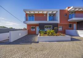 New 2 bedroom townhouse located in an exclusive condominium - Branqueira