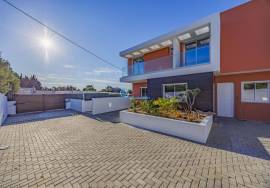 New 2 bedroom townhouse located in an exclusive condominium - Branqueira