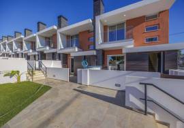 New 2 bedroom townhouse located in an exclusive condominium - Branqueira