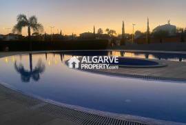 Modern 2-bed apartment with pool near the beach in Quarteira, Algarve