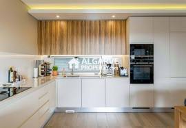 Modern 2-bed apartment with pool near the beach in Quarteira, Algarve