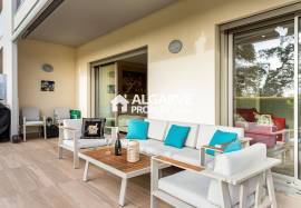 Modern 2-bed apartment with pool near the beach in Quarteira, Algarve