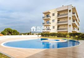 Modern 2-bed apartment with pool near the beach in Quarteira, Algarve
