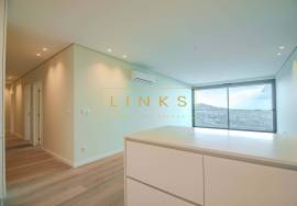 Modern 3-Bedroom Apartment with Sea View in Estreito de Câmara de Lobos