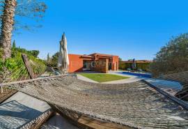 Vilamoura - Modern 3+1 villa with heated pool and golf views for sale