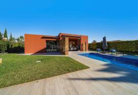 Vilamoura - Modern 3+1 villa with heated pool and golf views for sale