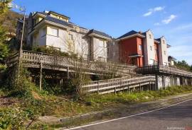 Work stopped at 75% in Bustablado: 36 duplex homes with garage.
