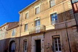 Elegant 18th-Century Bourgeoise House, Fully Renovated, Offering 190 M2 Of Living Space With 4 Bedrooms, Large Garage And Stone Outbuilding.