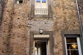 Elegant 18th-Century Bourgeoise House, Fully Renovated, Offering 190 M2 Of Living Space With 4 Bedrooms, Large Garage And Stone Outbuilding.