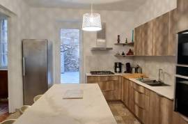 Elegant 18th-Century Bourgeoise House, Fully Renovated, Offering 190 M2 Of Living Space With 4 Bedrooms, Large Garage And Stone Outbuilding.