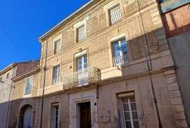 Elegant 18th-Century Bourgeoise House, Fully Renovated, Offering 190 M2 Of Living Space With 4 Bedrooms, Large Garage And Stone Outbuilding.