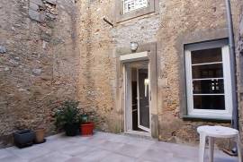 Elegant 18th-Century Bourgeoise House, Fully Renovated, Offering 190 M2 Of Living Space With 4 Bedrooms, Large Garage And Stone Outbuilding.