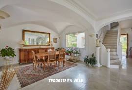 Detached Villa with Swimming Pool on Landscaped Gardens