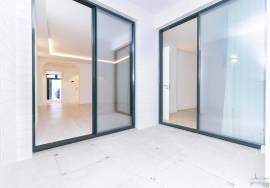 Sta Catarina - Lisbon - 1 suite apartment with south-facing garden - high-end renovation