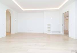 Sta Catarina - Lisbon - 1 suite apartment with south-facing garden - high-end renovation