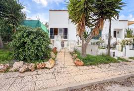 2+1 Bedroom Villa to Renovate 400m from the Beach – Quinta do Romão, Quarteira