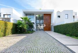 Contemporary 4+2 Bedroom Villa with Pool in the Heart of Vilamoura
