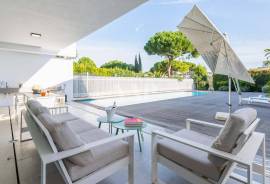 Contemporary 4+2 Bedroom Villa with Pool in the Heart of Vilamoura