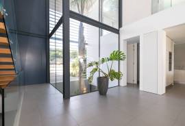 Contemporary 4+2 Bedroom Villa with Pool in the Heart of Vilamoura