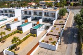 Stunning Modern Townhouses with Panoramic Views in Vale d’Eguas