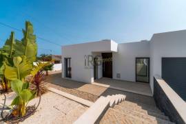 Stunning Modern Townhouses with Panoramic Views in Vale d’Eguas