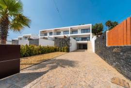 Stunning Modern Townhouses with Panoramic Views in Vale d’Eguas