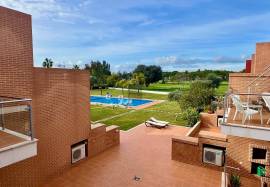 Top Floor Golf-Front Apartment with Private Rooftop Terrace, Vilamoura