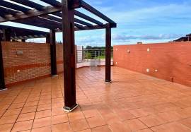 Top Floor Golf-Front Apartment with Private Rooftop Terrace, Vilamoura