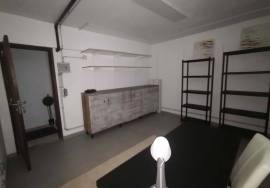 Space in a shopping center, ideal for storage or office located in Montes de Alvor