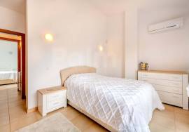 3-Bedroom Villa with Private Jacuzzi | Panoramic Golf Course Views & Pool | Lagoa, Algarve