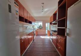 5 Bedroom 4 bathroom spacious house