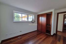 5 Bedroom 4 bathroom spacious house