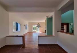 5 Bedroom 4 bathroom spacious house